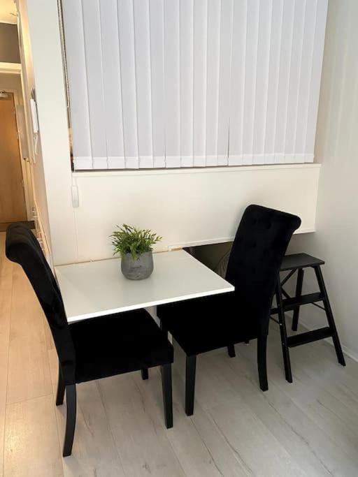 Koselig Og Sentralt Midt I Fargegaten Stavanger Bagian luar foto